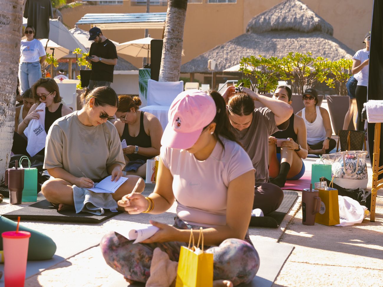 Asistentes escribiendo en sus libretas
