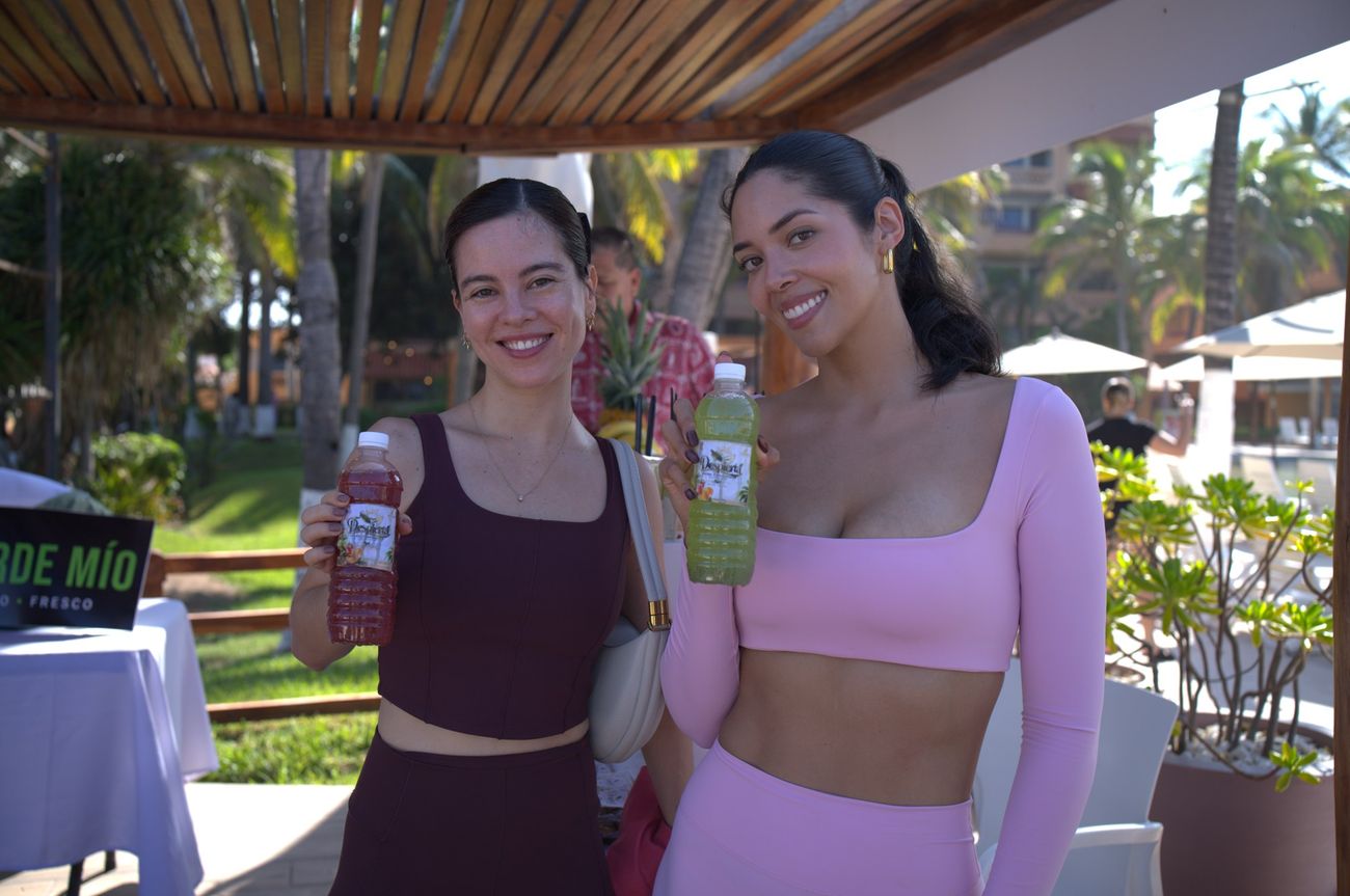 Dos amigas brindando con jugos