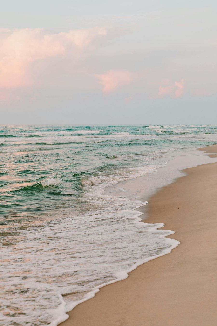 Atardecer rosa sobre la playa
